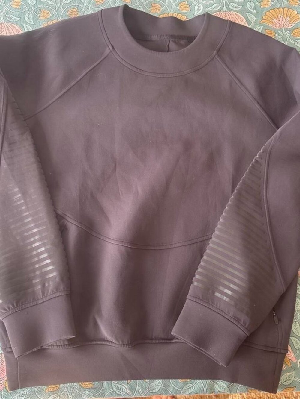 Lululemon Women's Purple and Black Sweatshirt